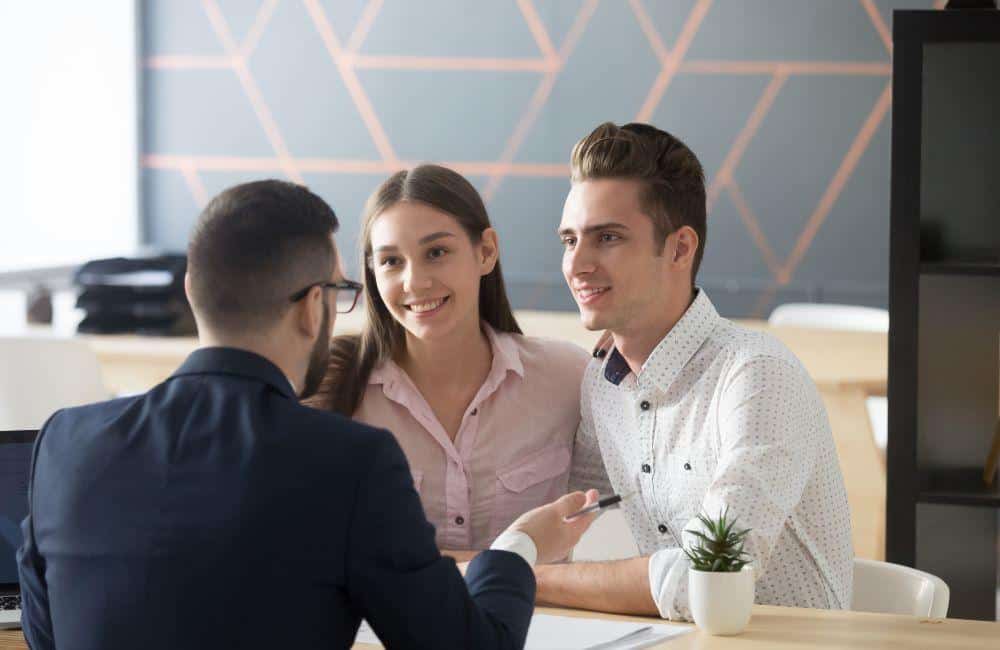 Alabama insurance agent from The Allen Thomas Group working with a client